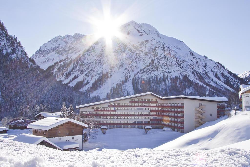 Spacious Corner Apartment In Aparthotel Kleinwalsertal Mittelberg Exterior foto